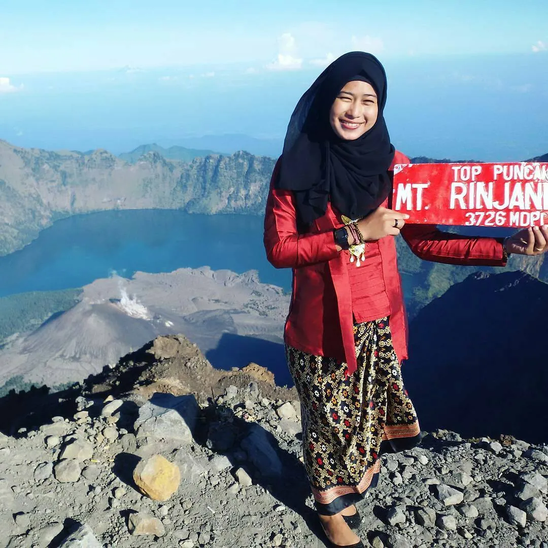 Parade Foto Selebrasi Para Pendaki yang Unik dan Kreatif di Puncak Gunung. Mana Favoritmu? 18