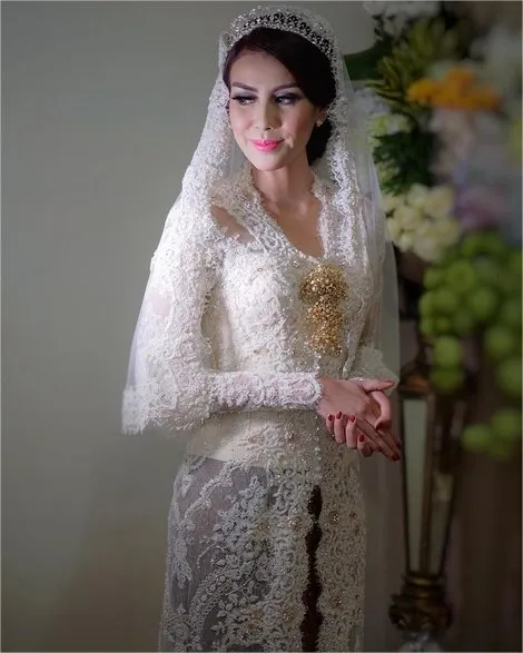 Sudah Ataupun Belum Punya Calon, 6 Inspirasi Kebaya Putih Ini Layak Disimpan Buat Busana Pengantinmu. 10