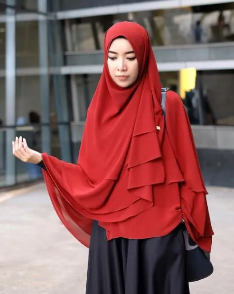 8 Inspirasi Hijab Menutup Dada a la Selebgram. Tetap Bisa Stylish Tanpa Repot 9