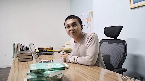 7 Orang Terkenal yang Berhasil Mengubah Galau Jadi Karya, Nggak Cukup Kalau Cuma Nangis Aja 8