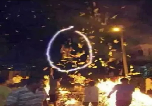 Waduduh. Gimana Coba Kalau Pas Foto Malah Ada Makhluk Astral Nimbrung! Kan Serem... 11