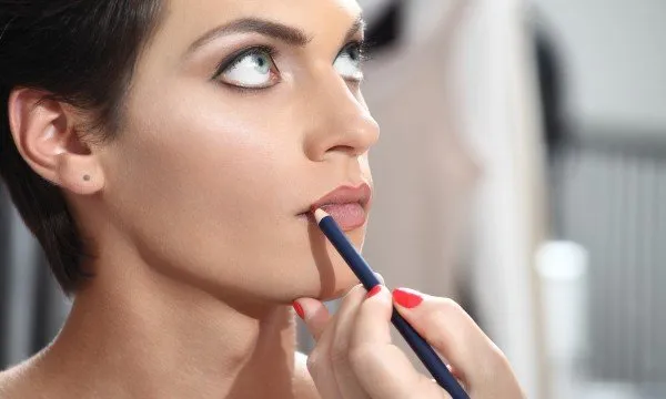 Mau Memesona Dengan Lipstik Warna Gelap? 7 Tips Makeup Ini Wajib Kamu Baca! 13