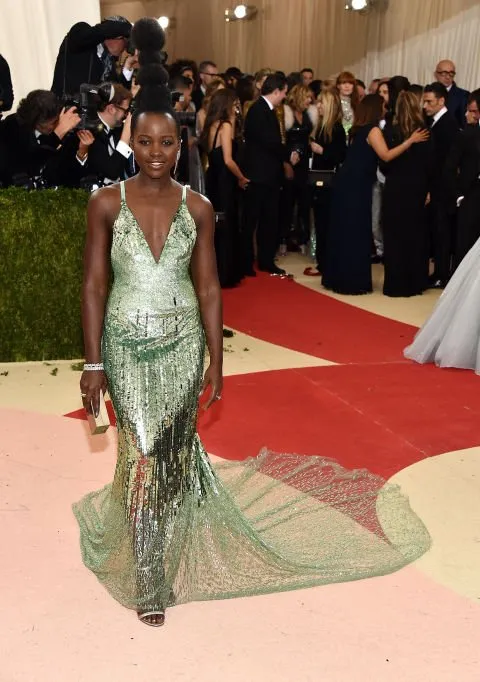 Ketika Fashion Bertemu Teknologi di Met Gala 2016. Intip Keunikan Gaun Para Selebriti Dunia Ini 13