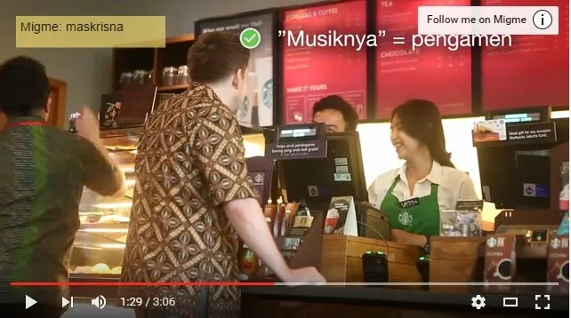 Ada Bule Pesan Nasi Kucing di Starbucks. Kamu Dijamin Senyum-Senyum Sendiri Lihat Aksinya! 22