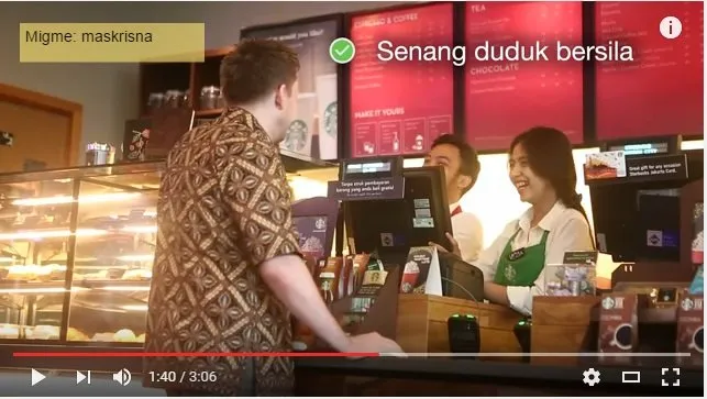 Ada Bule Pesan Nasi Kucing di Starbucks. Kamu Dijamin Senyum-Senyum Sendiri Lihat Aksinya! 23