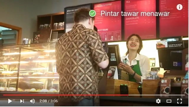 Ada Bule Pesan Nasi Kucing di Starbucks. Kamu Dijamin Senyum-Senyum Sendiri Lihat Aksinya! 24
