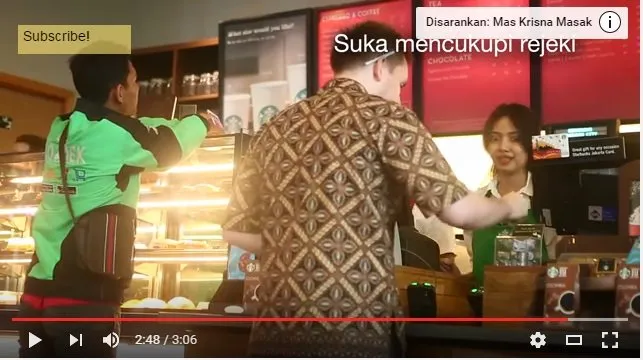 Ada Bule Pesan Nasi Kucing di Starbucks. Kamu Dijamin Senyum-Senyum Sendiri Lihat Aksinya! 25