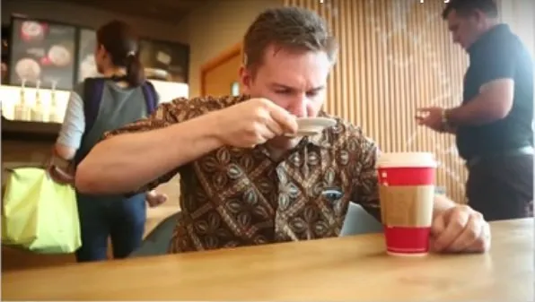 Ada Bule Pesan Nasi Kucing di Starbucks. Kamu Dijamin Senyum-Senyum Sendiri Lihat Aksinya! 26