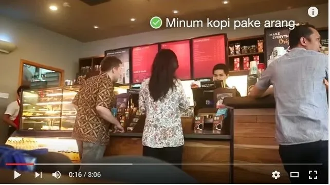Ada Bule Pesan Nasi Kucing di Starbucks. Kamu Dijamin Senyum-Senyum Sendiri Lihat Aksinya! 14