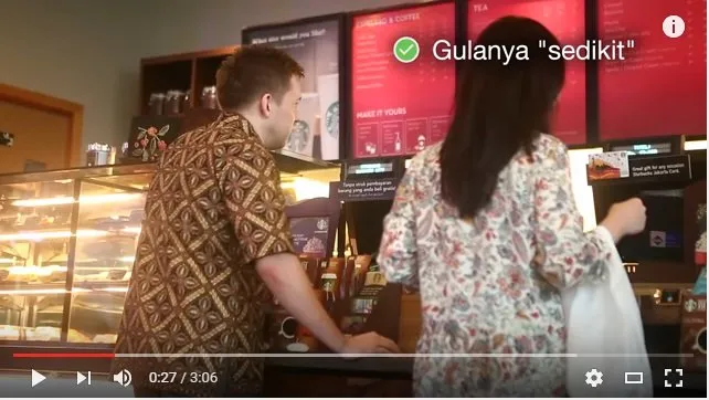 Ada Bule Pesan Nasi Kucing di Starbucks. Kamu Dijamin Senyum-Senyum Sendiri Lihat Aksinya! 15