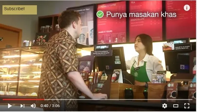 Ada Bule Pesan Nasi Kucing di Starbucks. Kamu Dijamin Senyum-Senyum Sendiri Lihat Aksinya! 17