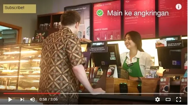 Ada Bule Pesan Nasi Kucing di Starbucks. Kamu Dijamin Senyum-Senyum Sendiri Lihat Aksinya! 19