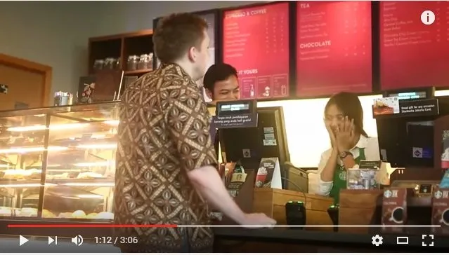 Ada Bule Pesan Nasi Kucing di Starbucks. Kamu Dijamin Senyum-Senyum Sendiri Lihat Aksinya! 20