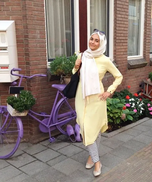Manfaatkan Bajumu dengan Maksimal. 8 Gaya Rok Atau Dress Midi yang Tetap Buat Penampilan Hijabmu Sopan 10