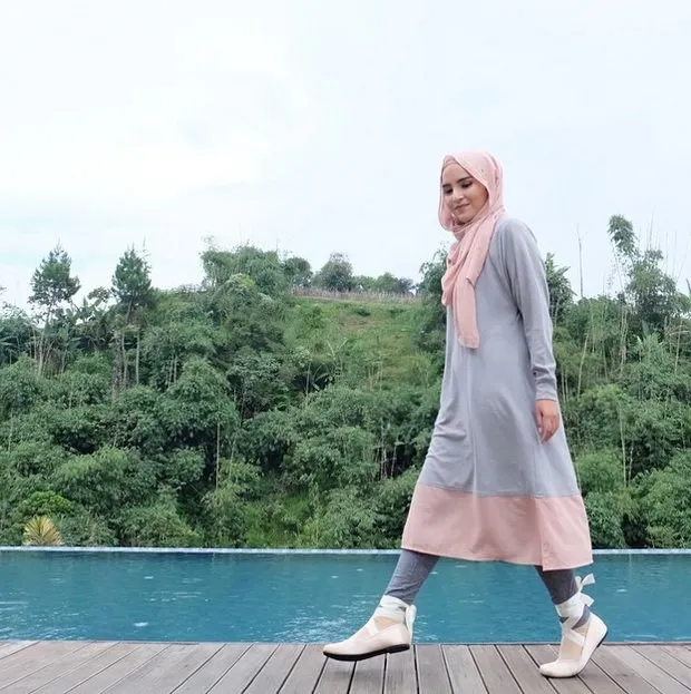 Manfaatkan Bajumu dengan Maksimal. 8 Gaya Rok Atau Dress Midi yang Tetap Buat Penampilan Hijabmu Sopan 14