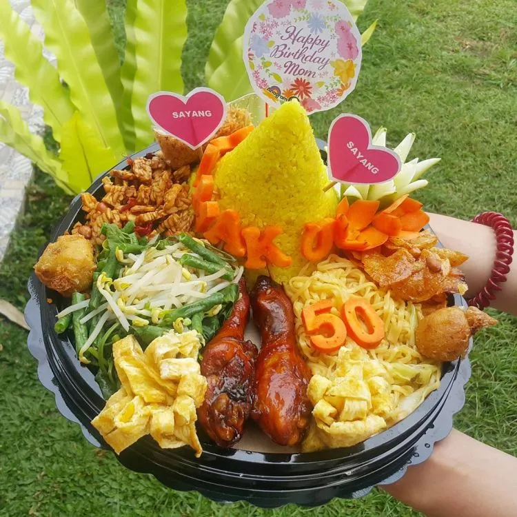 Ngasih Kue Tart Sudah Terlalu Biasa? Pilih Nasi Tumpeng Saja Sebagai Penggantinya! 15