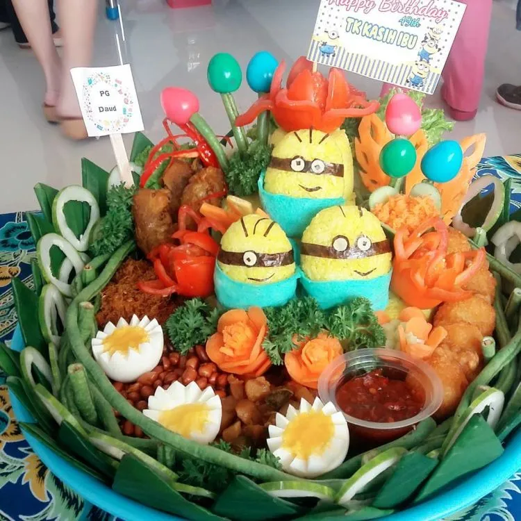 Ngasih Kue Tart Sudah Terlalu Biasa? Pilih Nasi Tumpeng Saja Sebagai Penggantinya! 26
