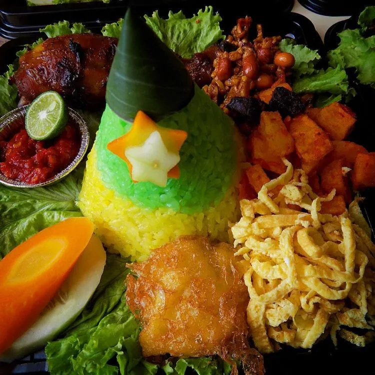 Ngasih Kue Tart Sudah Terlalu Biasa? Pilih Nasi Tumpeng Saja Sebagai Penggantinya! 17