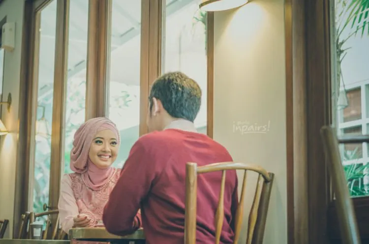 9 Inspirasi Pose Prewedding Tanpa Bersentuhan. Santunnya Dapat, Instagramable Jelas! 15