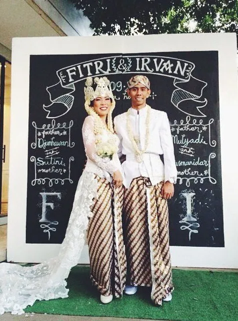 Sudah Ataupun Belum Punya Calon, 6 Inspirasi Kebaya Putih Ini Layak Disimpan Buat Busana Pengantinmu. 12