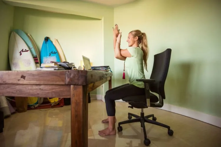 Agar Tubuh Tetap Prima, Ini 12 Gerakan Yoga yang Bisa Kamu Praktikkan Di Kantor 16