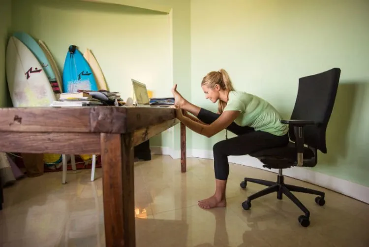 Agar Tubuh Tetap Prima, Ini 12 Gerakan Yoga yang Bisa Kamu Praktikkan Di Kantor 17