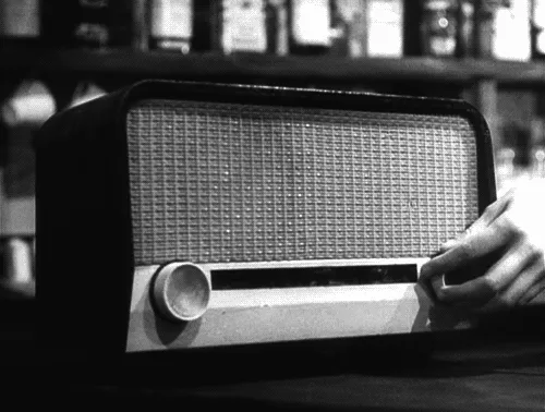 Bagi Anak 90'an, Radio Itu Teman Sejati. Ingat Gak 8 Hal yang Bikin Kamu Kangen Dengan Radio Ini? 12
