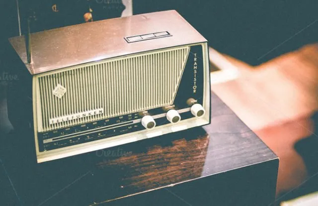 Bagi Anak 90'an, Radio Itu Teman Sejati. Ingat Gak 8 Hal yang Bikin Kamu Kangen Dengan Radio Ini? 9