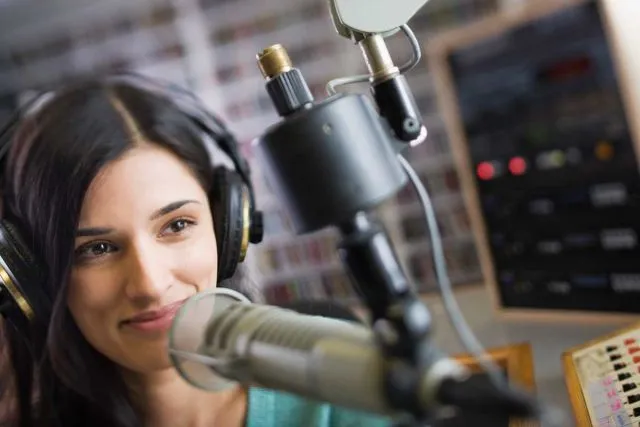 Bagi Anak 90'an, Radio Itu Teman Sejati. Ingat Gak 8 Hal yang Bikin Kamu Kangen Dengan Radio Ini? 10