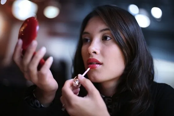 9 Trik Rahasia Supaya Wajah Cerah Merona. Cuma Butuh Makeup Tipis Aja! 16