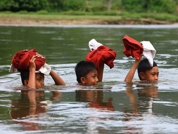 Ironi Pendidikan Indonesia yang Bikin Hati Sedih dan Marah. Kamu yang Hidup Enak, Masih Ngeluh Buat Sekolah?