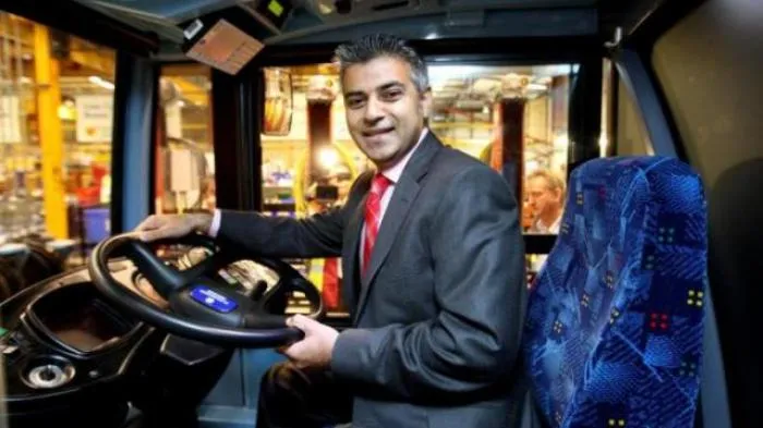 Dilantik Sebagai Wali Kota Muslim Pertama di London, Sadiq Khan Terpaksa Bawa Al-Quran Sendiri. 6