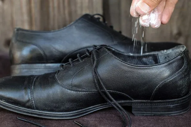 7 Cara Menghilangkan Bau Sepatu, Agar Kamu Percaya Diri Sepanjang Waktu 8