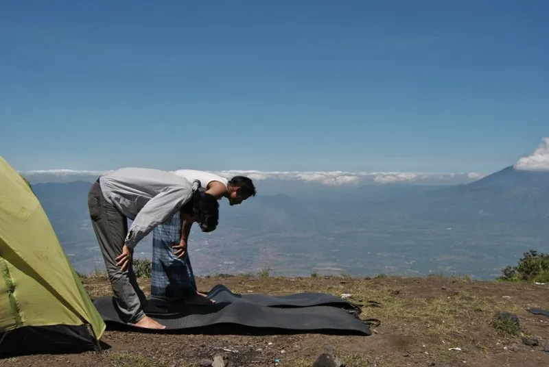 Parade Foto Selebrasi Para Pendaki yang Unik dan Kreatif di Puncak Gunung. Mana Favoritmu? 15