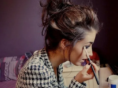 Mau Memesona Dengan Lipstik Warna Gelap? 7 Tips Makeup Ini Wajib Kamu Baca! 8