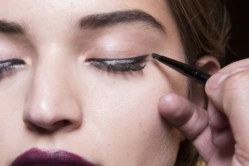 Mau Memesona Dengan Lipstik Warna Gelap? 7 Tips Makeup Ini Wajib Kamu Baca! 9