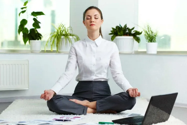 Agar Tubuh Tetap Prima, Ini 12 Gerakan Yoga yang Bisa Kamu Praktikkan Di Kantor 18