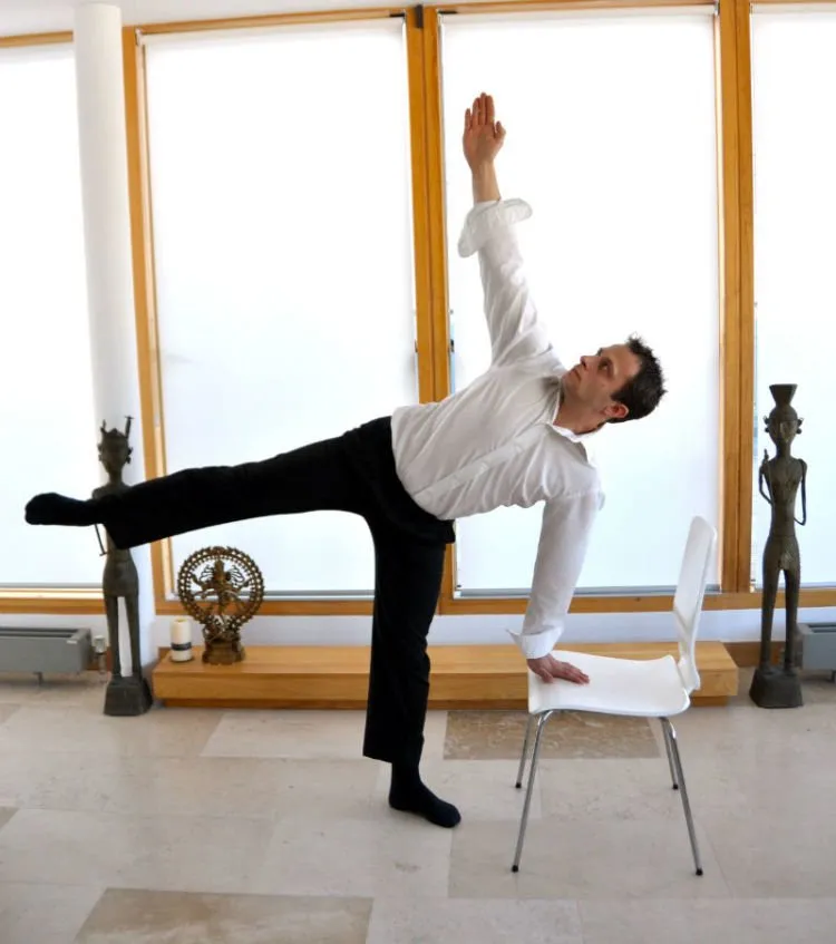 Agar Tubuh Tetap Prima, Ini 12 Gerakan Yoga yang Bisa Kamu Praktikkan Di Kantor 19