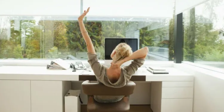 Agar Tubuh Tetap Prima, Ini 12 Gerakan Yoga yang Bisa Kamu Praktikkan Di Kantor 20
