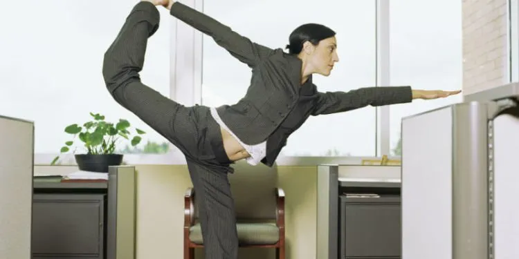 Agar Tubuh Tetap Prima, Ini 12 Gerakan Yoga yang Bisa Kamu Praktikkan Di Kantor 21