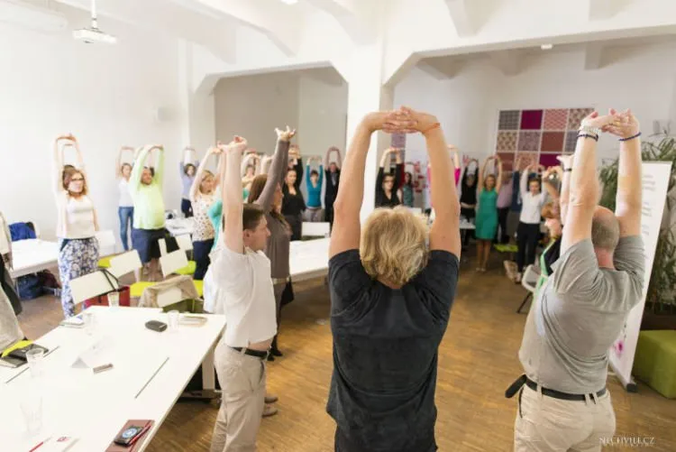 Agar Tubuh Tetap Prima, Ini 12 Gerakan Yoga yang Bisa Kamu Praktikkan Di Kantor 24