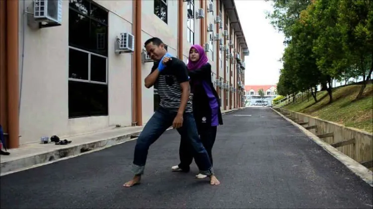 Pelecehan Wanita Makin Merajalela. Kuasai 10 Gerakan Bela Diri Ini Biar Kamu Nggak Jadi Korbannya 15