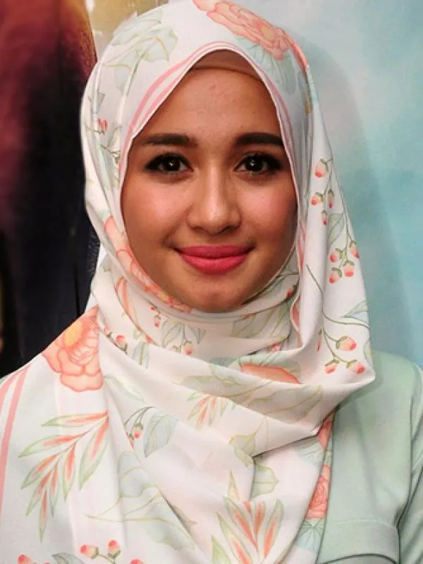 8 Gaya Hijab Polos VS Motif. Mana yang Cocok Dipakai Saat Kamu Ingin Tampil Kasual? 27