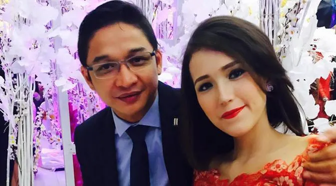 9 Istri Musisi Ini Bakalan Bikin Kamu Nyesel Dulu Nggak Belajar Main Musik 12