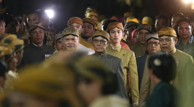 6 Hal Menyebalkan yang Terpaksa Dilakukin Cowok Demi Pacar. Cewek Gak Bakal Ngerti Pengorbanannya 11