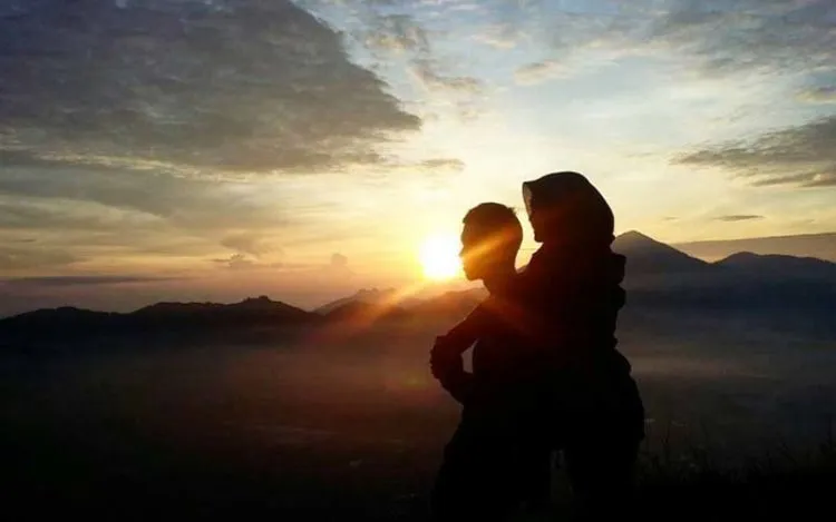 15 Potret Romantis Pasangan Pendaki yang Pamer Kemesraan. Bisa Bikin Kamu Baper Terus-terusan 16