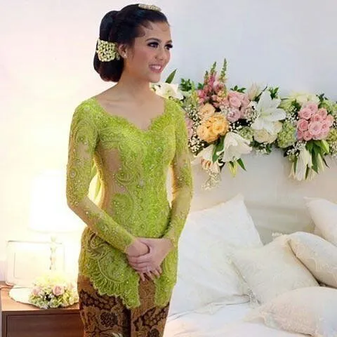 15 Kebaya Sederhana Ini Bisa Jadi Inspirasi Untuk Mempercantik Dirimu di Akad Nikah Nanti 16