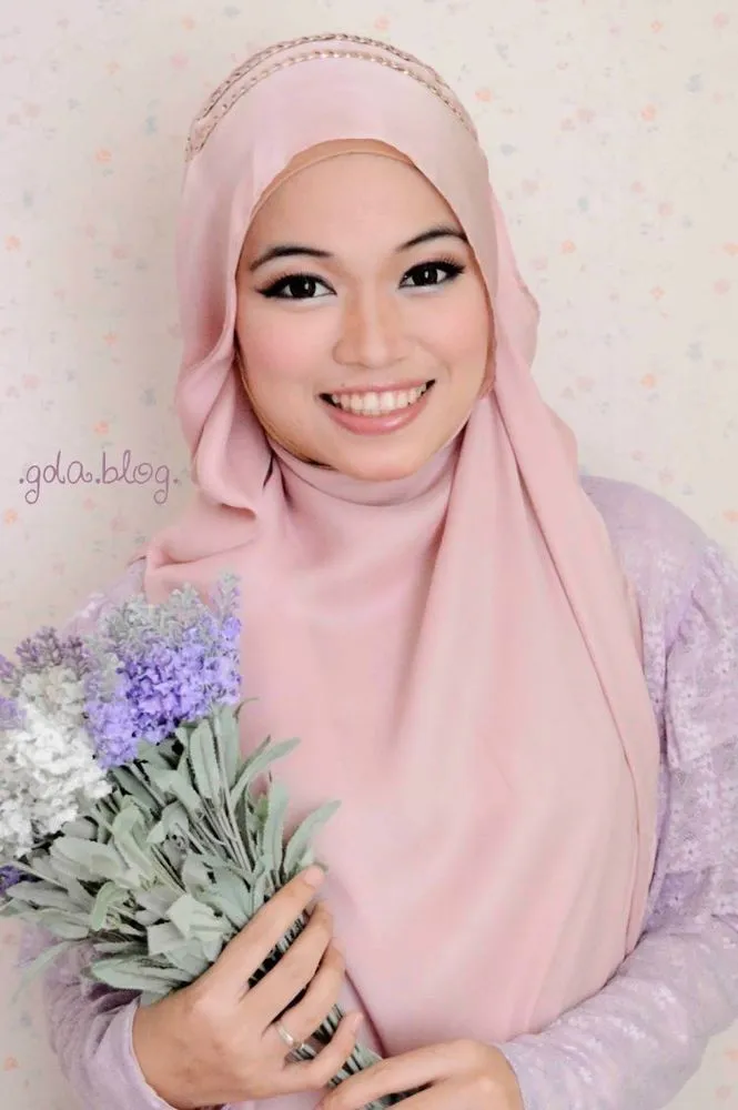 Biar Wajahmu Kelihatan Cerah Berseri, Coba Trik-trik Berhijab Ini! 12