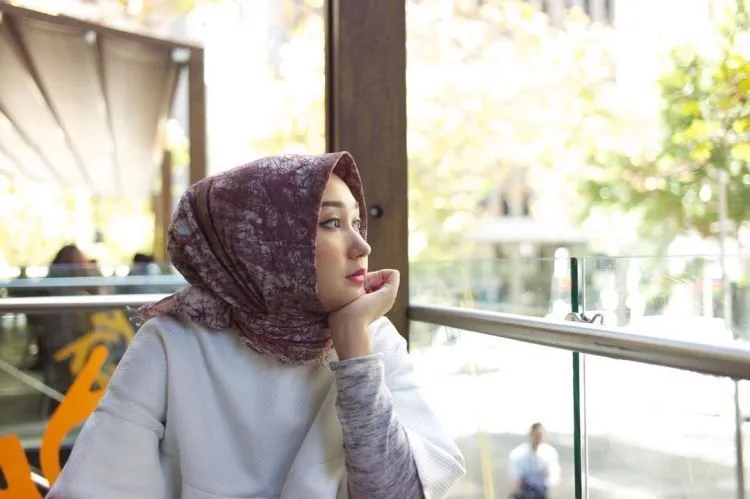 7 Tips Memilih Outfit Buat Ngampus dari Dian Pelangi. Simple dan Nyaman Itu Penting 8