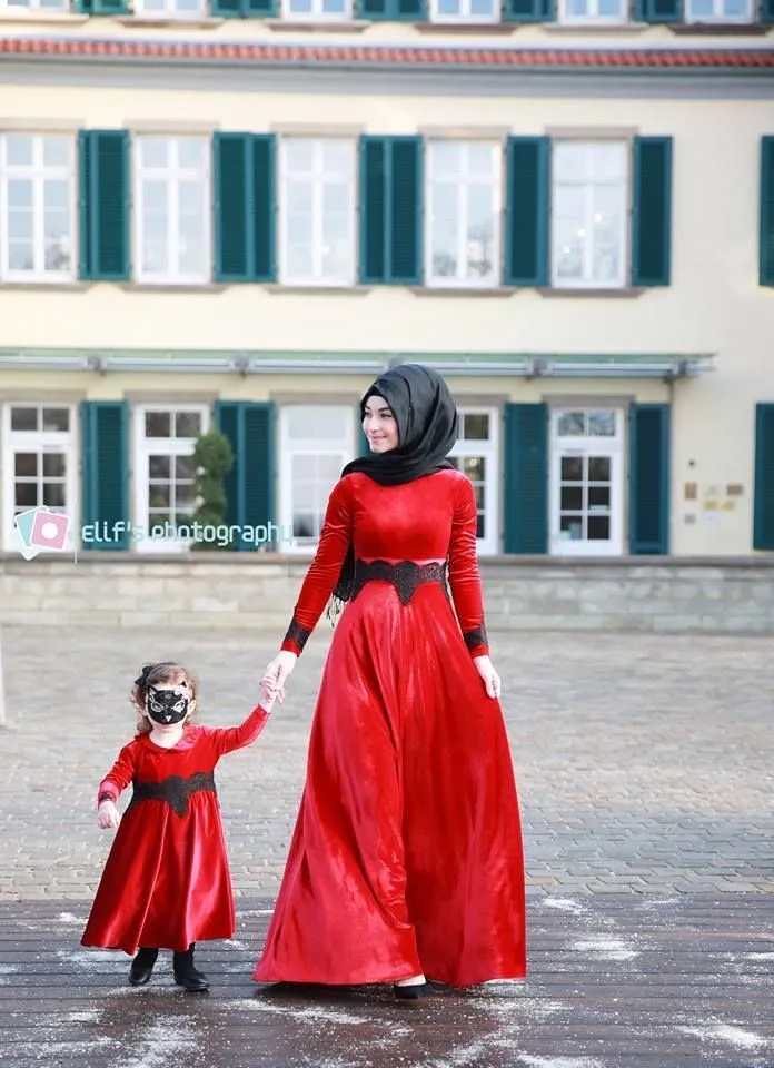 Punya Anak Perempuan Memang Masih Impian. Tapi Boleh Kok, Melihat 9 Inspirasi Baju Kembaran Ibu-Anak Ini 10